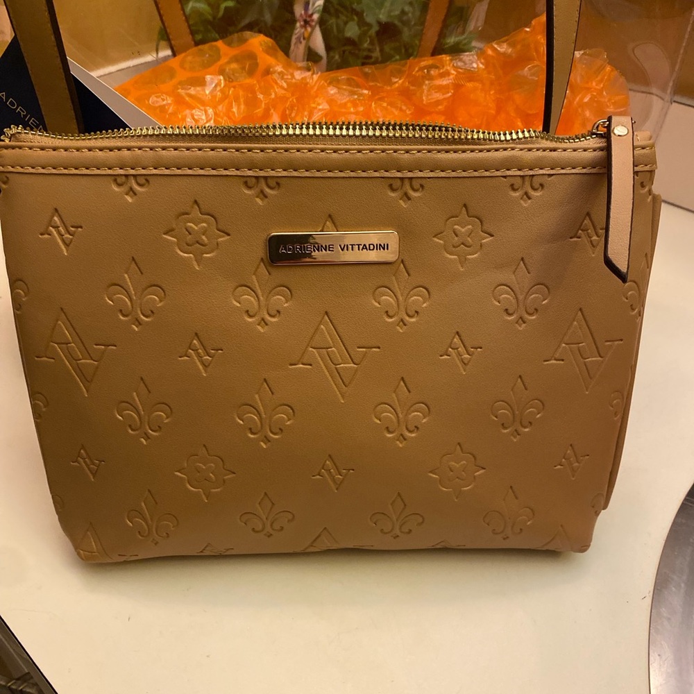 ADRIENNE VITTADINI Tan Tote Bag with MAKEUP POUCH Modern Design - Picture 10 of 15